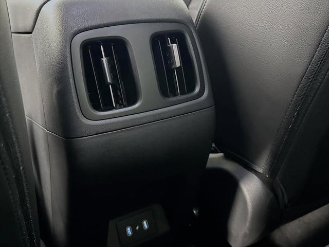 Photo of 2025 Atlas White Hyundai SANTA CRUZ