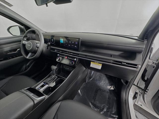 Photo of 2025 Atlas White Hyundai SANTA CRUZ