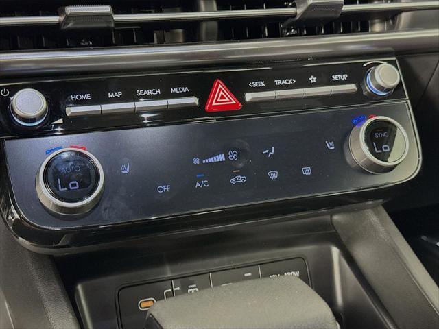 Photo of 2025 Atlas White Hyundai SANTA CRUZ