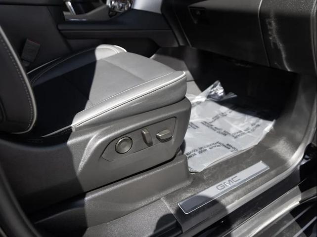 Photo of 2024 Onyx Black GMC Yukon XL