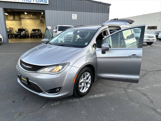 Photo of 2017 Billet Silver Metallic Clearcoat Chrysler Pacifica