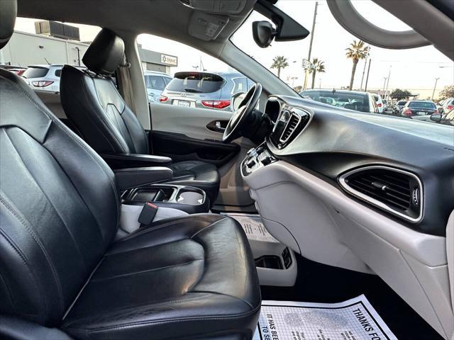 Photo of 2017 Billet Silver Metallic Clearcoat Chrysler Pacifica