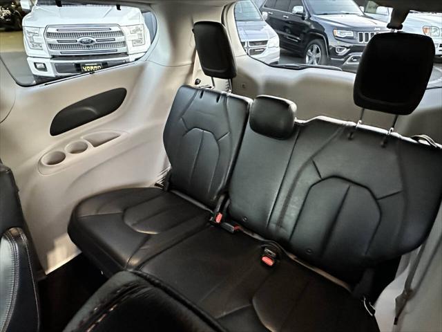 Photo of 2017 Billet Silver Metallic Clearcoat Chrysler Pacifica