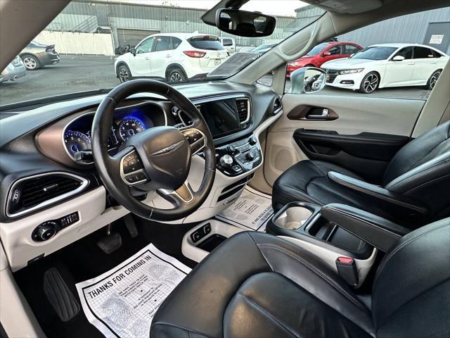 Photo of 2017 Billet Silver Metallic Clearcoat Chrysler Pacifica