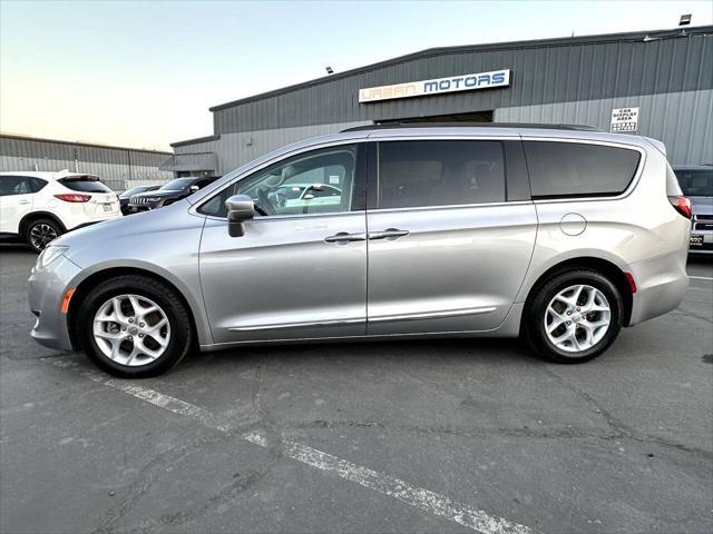 Photo of 2017 Billet Silver Metallic Clearcoat Chrysler Pacifica
