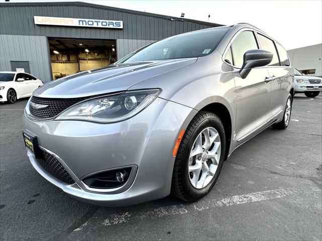 Photo of 2017 Billet Silver Metallic Clearcoat Chrysler Pacifica