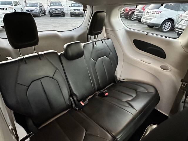 Photo of 2017 Billet Silver Metallic Clearcoat Chrysler Pacifica
