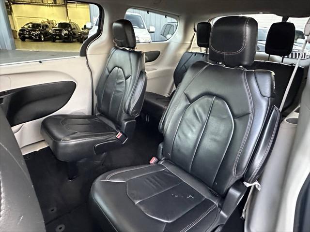 Photo of 2017 Billet Silver Metallic Clearcoat Chrysler Pacifica