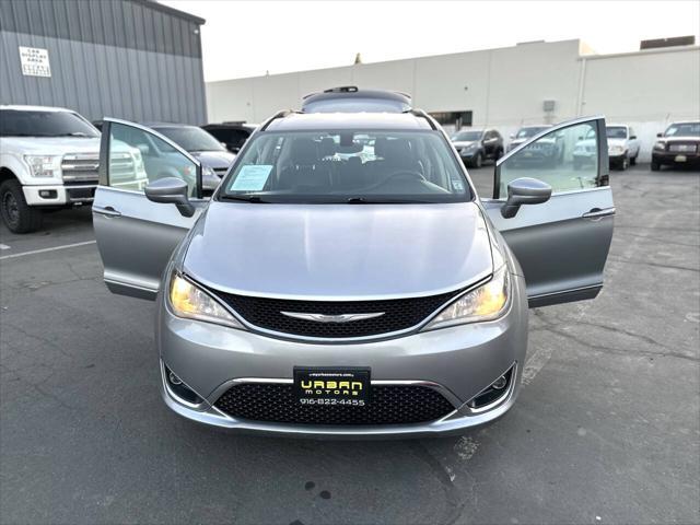 Photo of 2017 Billet Silver Metallic Clearcoat Chrysler Pacifica