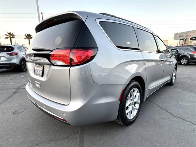 Photo of 2017 Billet Silver Metallic Clearcoat Chrysler Pacifica