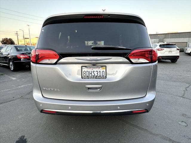 Photo of 2017 Billet Silver Metallic Clearcoat Chrysler Pacifica
