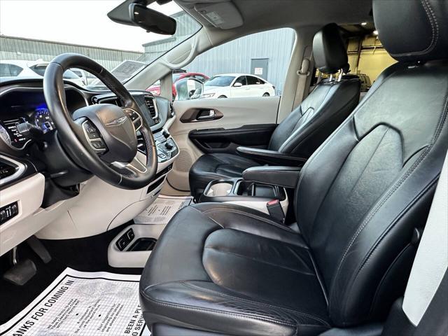 Photo of 2017 Billet Silver Metallic Clearcoat Chrysler Pacifica