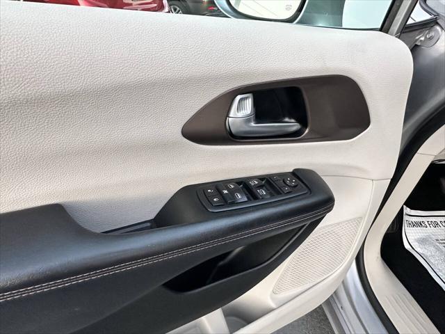 Photo of 2017 Billet Silver Metallic Clearcoat Chrysler Pacifica