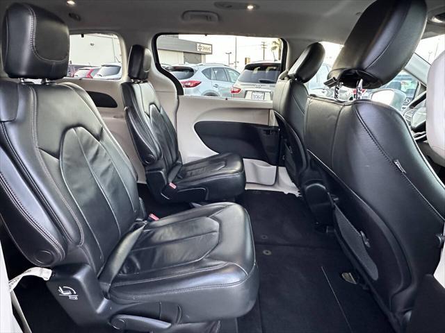 Photo of 2017 Billet Silver Metallic Clearcoat Chrysler Pacifica