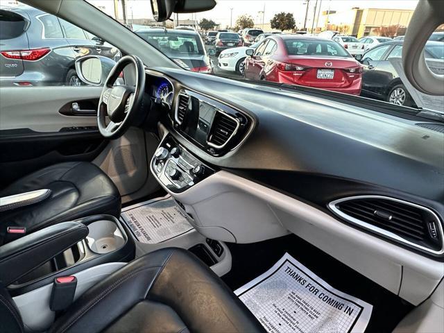 Photo of 2017 Billet Silver Metallic Clearcoat Chrysler Pacifica