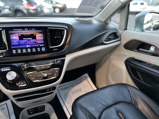 Photo of 2017 Billet Silver Metallic Clearcoat Chrysler Pacifica