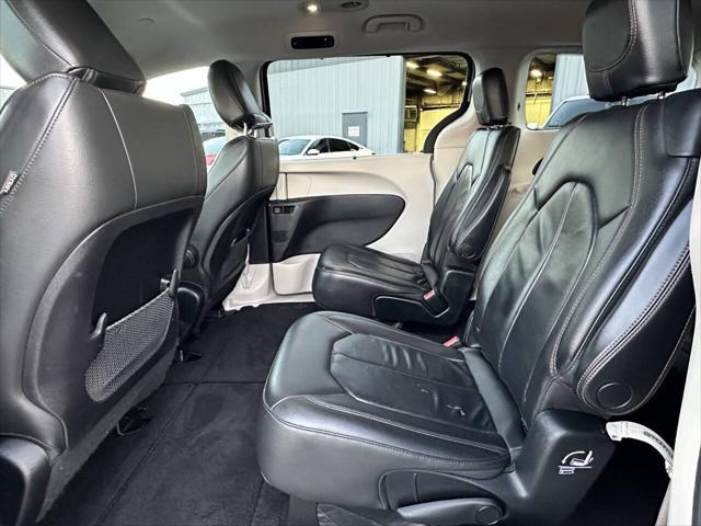 Photo of 2017 Billet Silver Metallic Clearcoat Chrysler Pacifica