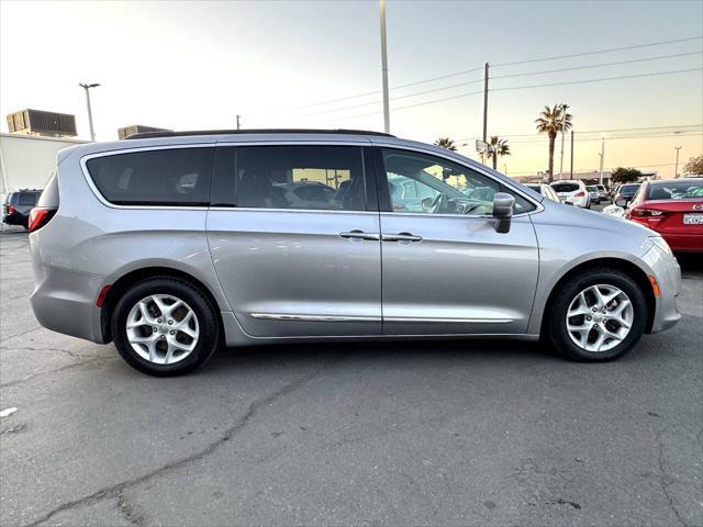 Photo of 2017 Billet Silver Metallic Clearcoat Chrysler Pacifica