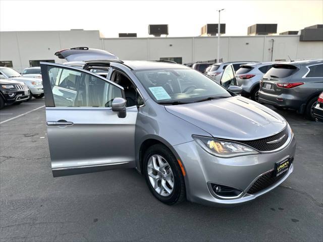 Photo of 2017 Billet Silver Metallic Clearcoat Chrysler Pacifica