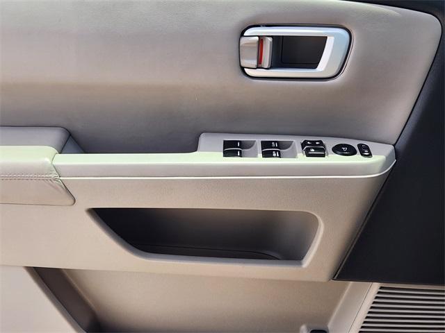 Photo of 2015 Taffeta White Honda Pilot