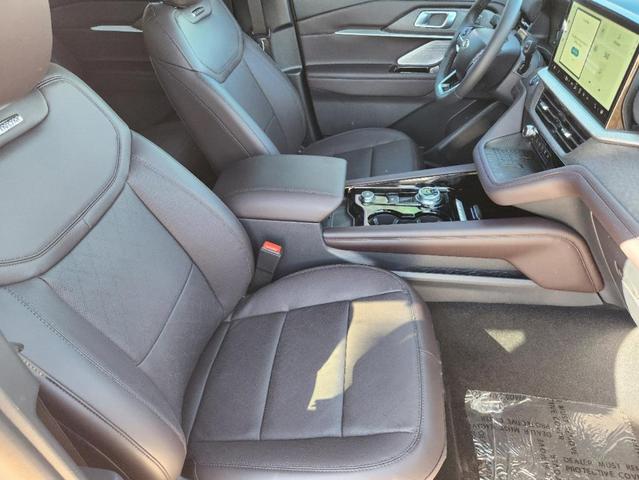 Photo of 2025 Star White Ford Explorer