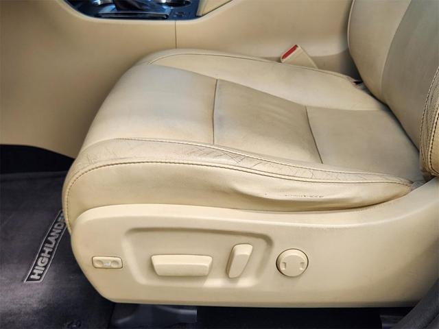 Photo of 2015 White Toyota Highlander