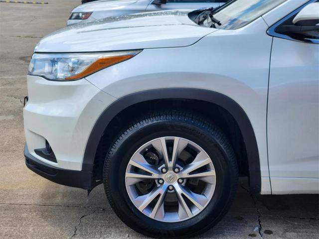Photo of 2015 White Toyota Highlander