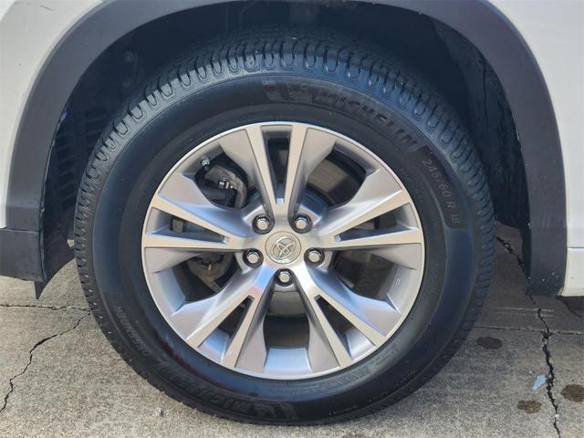 Photo of 2015 White Toyota Highlander