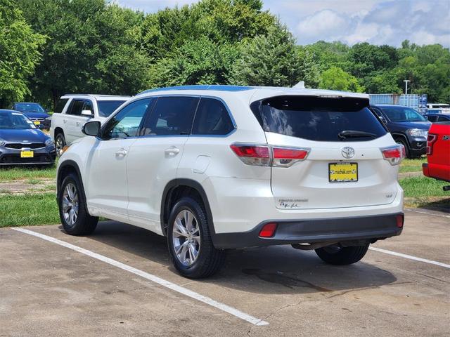 Photo of 2015 White Toyota Highlander