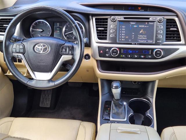 Photo of 2015 White Toyota Highlander