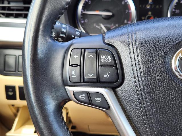 Photo of 2015 White Toyota Highlander