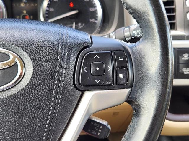 Photo of 2015 White Toyota Highlander