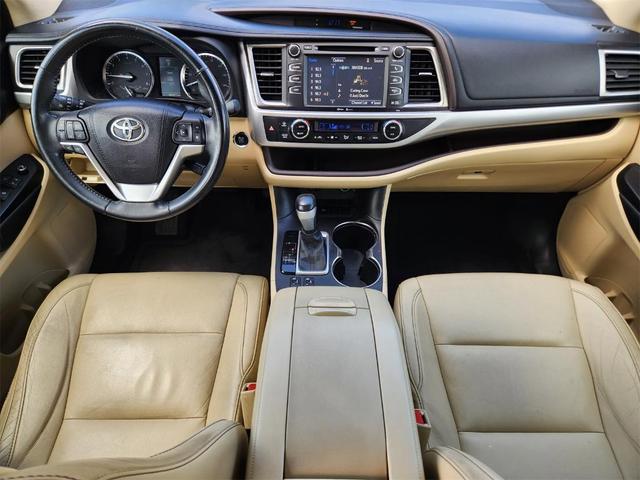 Photo of 2015 White Toyota Highlander