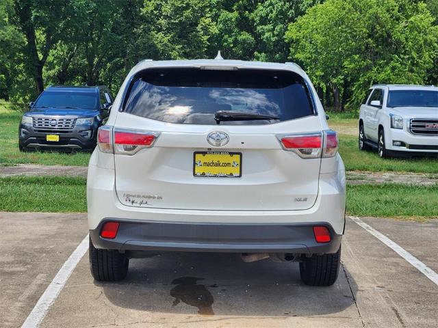 Photo of 2015 White Toyota Highlander