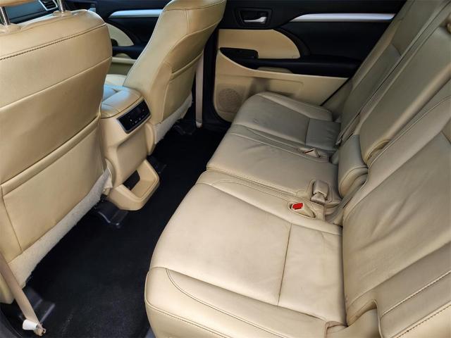 Photo of 2015 White Toyota Highlander