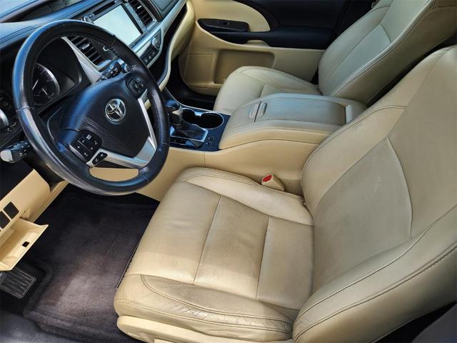 Photo of 2015 White Toyota Highlander