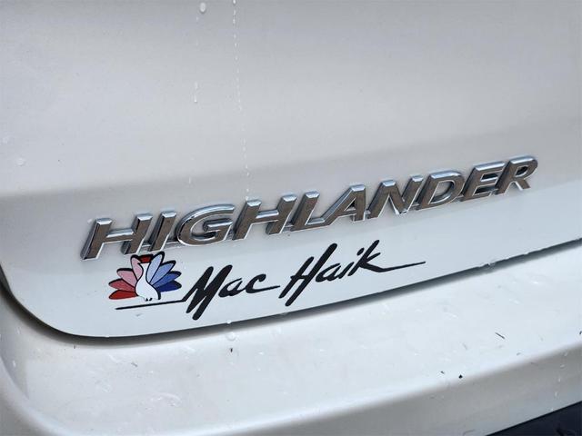 Photo of 2015 White Toyota Highlander