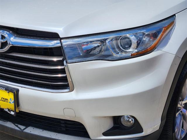 Photo of 2015 White Toyota Highlander