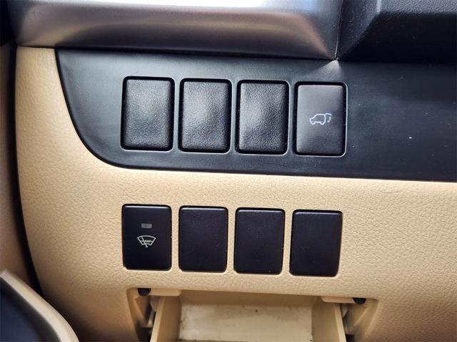 Photo of 2015 White Toyota Highlander