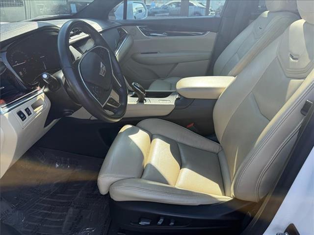 Photo of 2017 Crystal White T Cadillac XT5