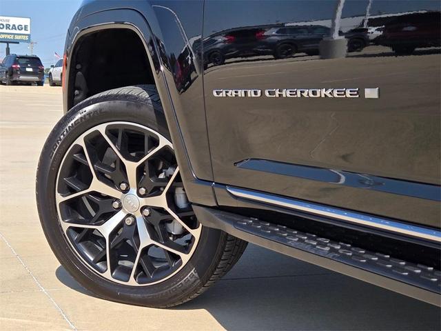 Photo of 2023 Diamond Black Jeep Grand Cherokee