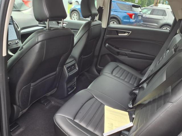 Photo of 2022 Blue Ford Edge