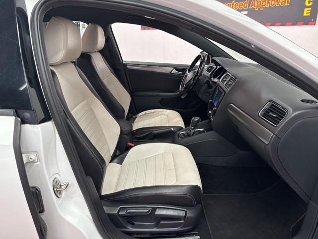 Photo of 2017 Pure White Volkswagen Jetta