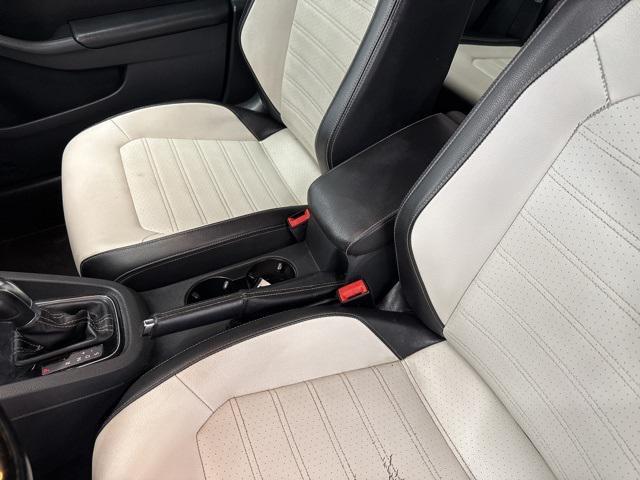 Photo of 2017 Pure White Volkswagen Jetta