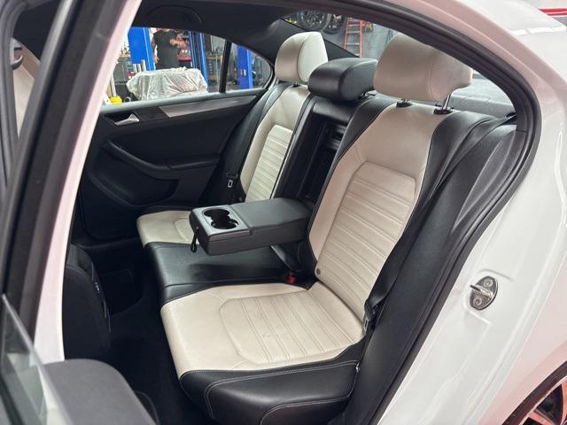Photo of 2017 Pure White Volkswagen Jetta