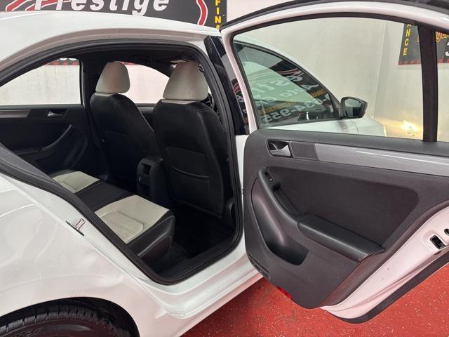 Photo of 2017 Pure White Volkswagen Jetta