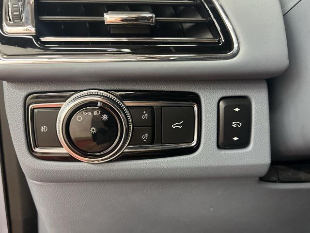 Photo of 2019 Chroma Crystal Lincoln Navigator L