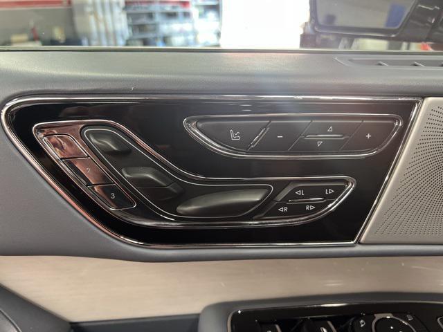 Photo of 2019 Chroma Crystal Lincoln Navigator L