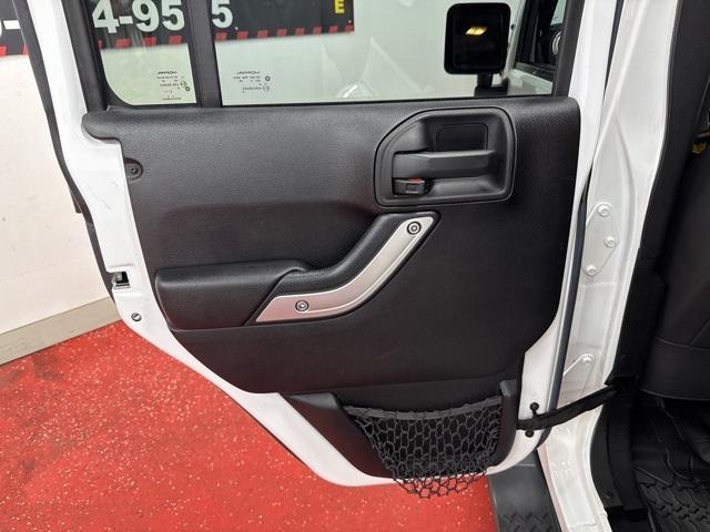 Photo of 2016 Bright White Clearcoat Jeep Wrangler Unlimited