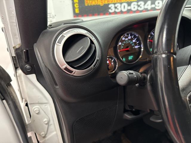 Photo of 2016 Bright White Clearcoat Jeep Wrangler Unlimited